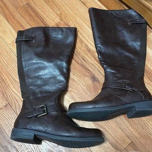 Size 9 wide calf boots from torrid! excellent condition! Just below Knee height